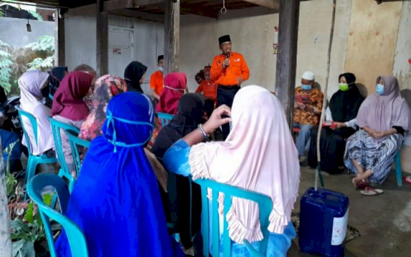 ANTUSIAS WARGA. Warga Kampung Majennang, Kelurahan Tonasa, Pangkep antusias mendengarkan sosialisasi calon Wakil Bupati Pangkep, Lutfi Hanafi di tengah guyuran hujan deras, Senin (19/10/2020). foto: istimewa