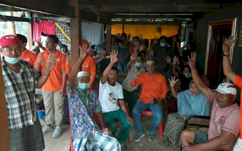 SILATURAHMI. Calon Wakil Bupati Pangkep, Lutfi Hanafi bersilaturahmi dengan warga Kampung Tella-tella, Kelurahan Ma'rang, Kecamatan Ma'rang, Pangkep, Jumat (9/10/2020). foto: istimewa