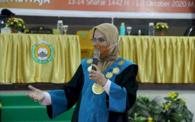 PENYAMBUTAN MABA. Rektor UIM, Dr Ir Hj A Majdah M Zain MSi, memberikan sambutan pada Rapat Senat Terbuka Luar Biasa Penyambutan dan Penerimaan Mahasiswa Baru di Auditorium KH Muhyiddin Zain, Kamis (1/10/2020). foto: istimewa