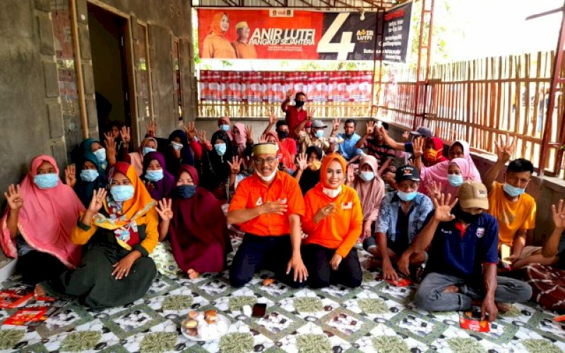 DUKUNGAN. Bupati dan Wakil Bupati Pangkep, Andi Nirawati-Lutfi Hanafi (Anir-Lutfi), bersama majelis taklim di Kampung Pallambeang, Kelurahan Borimasunggu, Kecamatan Labakkang, Pangkep, Senin (26/10/2020). foto: istimewa