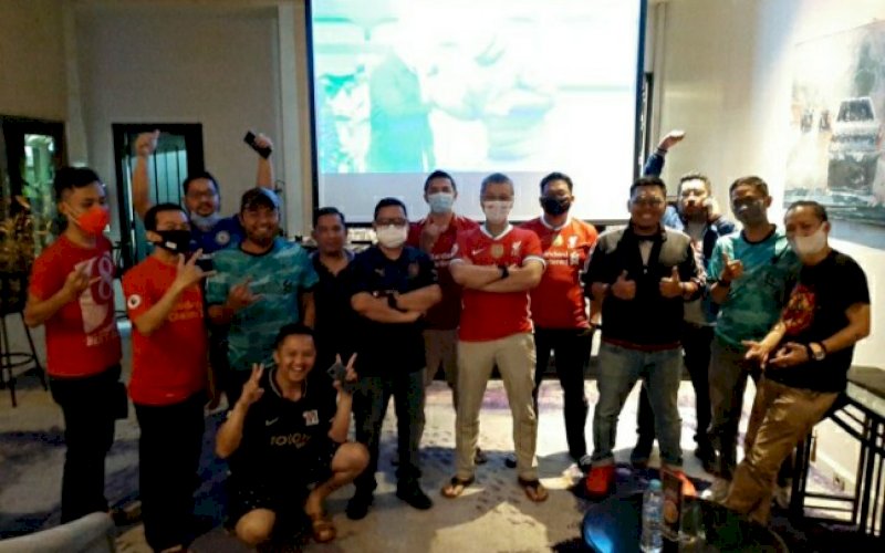 NOBAR. CEO Kalla Toyota Hariyadi Kaimuddin bersama rombongan serta penonton lainnya dengan General Manager Aryaduta Makassar Erwin Arsyad&nbsp;foto bersama usai nobar siaran sepak bola di Le Bar Atelier Aryaduta Makassar, Sabtu (17/10/2020) malam. foto: doelbeckz/pluz.id