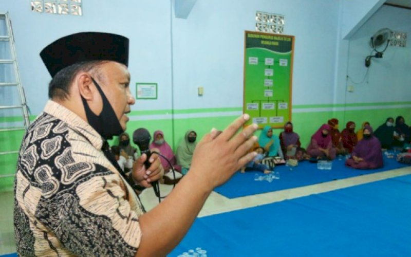 SOSIALISASI. Ketua Tim Pemenangan Keluarga Tahfidz, Nurhasan, memaparkan program Tahfidz di hadapan anggota Kerukunan Jawa Putra. foto: istimewa