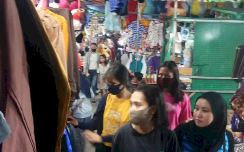 PADAT PENGUNJUNG. Pengunjung memadati Pasar Senggol yang terletak di Jl Cendrawasih, Kota Makassar. foto: istimewa