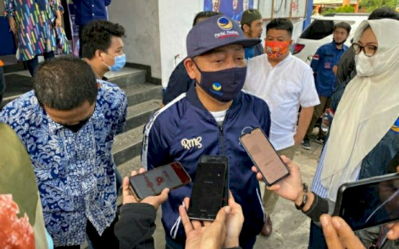 BERI KETERANGAN. Ketua DPW Partai Nasdem Sulsel, Rusdi Masse (RMS) saat menyambangi Sekretariat Nasdem Makassar, Minggu (25/10/2020). foto: istimewa