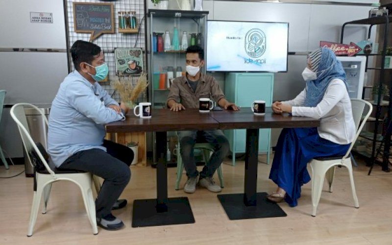 TALKSHOW. Direktur Operasional PD Pasar Makassar Raya Kota Makassar, Saharuddin Ridwan (kiri) saat membuka talkshow Kebiasaan Baru, Open Mind Fajar Grup di Ide Kopi Lt1 Graha Pena Makassar, Selasa (27/10/2020). foto: istimewa