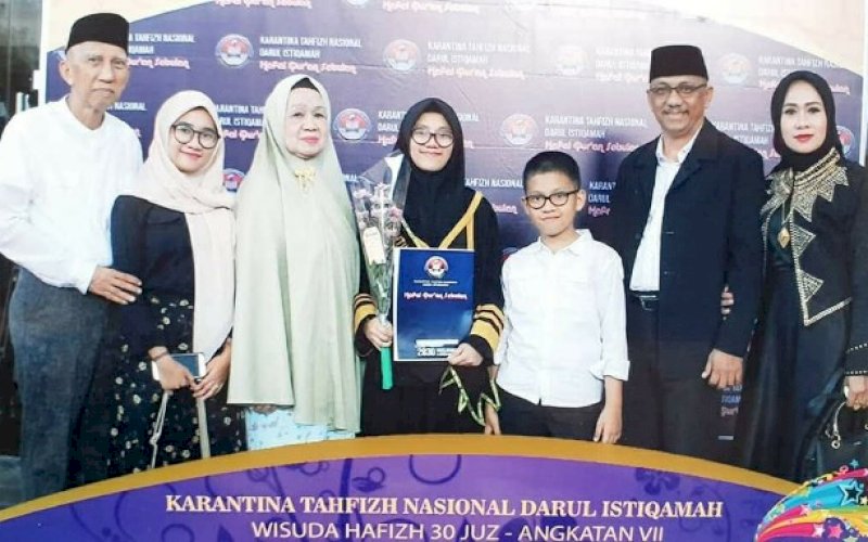 WISUDA. Siti Anindya Athiyyah Al-Fitrah bersama keluarga. foto: istimewa