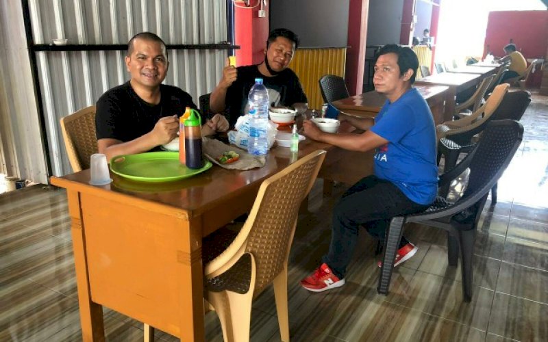 SOFT OPENING. Suasana soft opening MR Food Court di kawasan pemukiman Bumi Tamalanrea Permai (BTP) Makassar, Rabu (28/10/2020). foto: doelbeckz/pluz.id