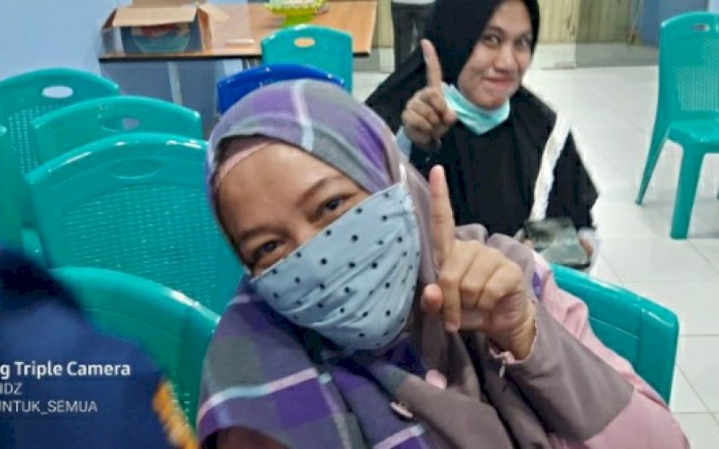 DUKUNGAN. Dua personel Srikandi Passompe memberi kode angka 1 sebagai bentuk dukungan kepada calon Bupati dan Wakil Bupati Maros, Andi Tajerimin-Havid S Fasha. foto: istimewa