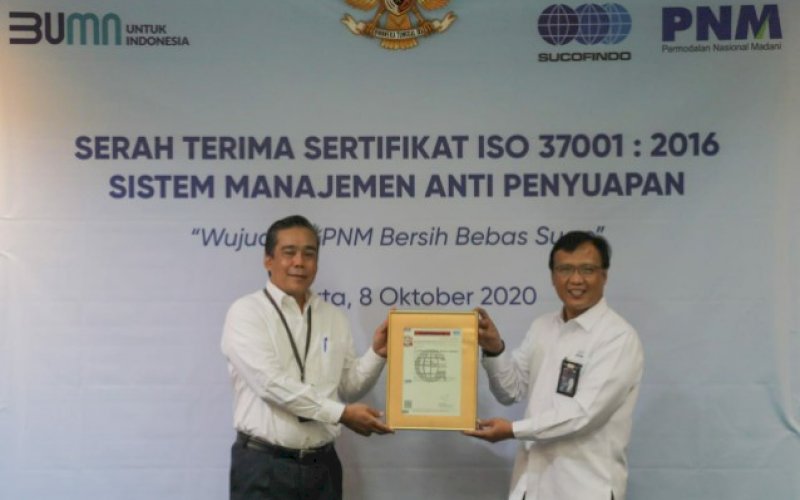 PENYERAHAN. Direktur Keuangan dan Perencanaan Strategis PT Sucofindo Budi Hartanto menyerahkan&nbsp;Sertifikat Sistem Manajemen Anti Penyuapan SNI ISO 37001:2016 kepada Direktur Kepatuhan dan Manajemen Risiko PT PNM (Persero) MQ Gunadi. foto: istimewa
