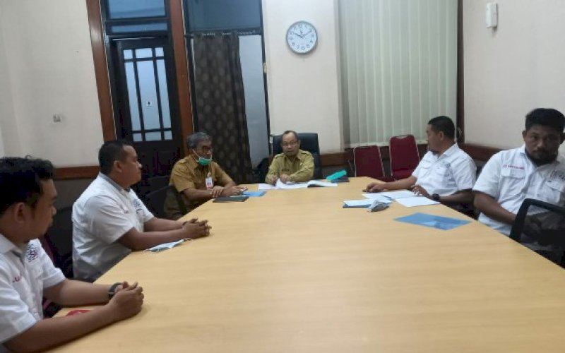 AUDIENSI. Asisten III Pemprov Sulsel Tautoto Tana Ranggina menerima pengurus SMSI Sulsel yang dipimpin ketuanya Rasyid Alfarisi di ruang kerjanya, Selasa, (27/10/2020). foto: istimewa