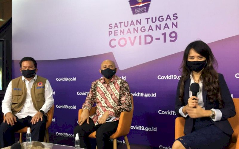 TALKSHOW. Menteri Koperasi dan Usaha Kecil Menengah (UKM)Teten Masduki (tengah) bersama Koordinator Tim Pakar Satgas Penanganan Covid-19 Prof Wiku Adisasmito menjadi narasumber talkshow 'Dialog Covid-19: Penerapan Protokol Kesehatan di UMKM' di Media Center Satgas Penanganan Covid-19 Graha BNPB Jakarta, Senin (26/10/2020) siang. foto: istimewa