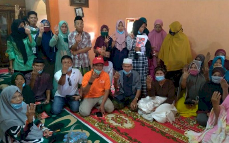DOOR TO DOOR. Tim pasangan calon nomor urut 4 Pilkada Pangkep, Andi Nirawati-Lutfi Hanafi (Anir-Lutfi), terus gencar melakukan door to door ke rumah-rumah warga. foto: istimewa