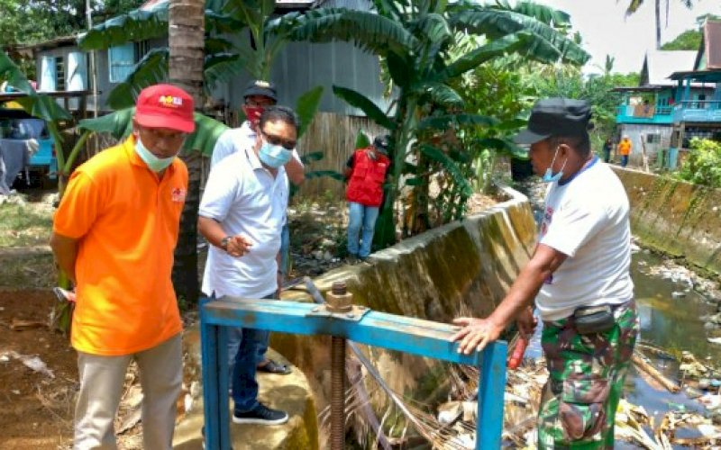 PEMANTAUAN. Tim pasangan Calon Bupati dan Wakil Bupati Pangkep, Andi Nirawati-Lutfi Hanafi (Anir-Lutfi) memantau pintu air irigasi yang rusak, Sabtu (10/10/2020). foto: istimewa