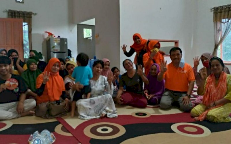 KAMPANYE. Warga Desa Tabo-tabo, Kecamatan Bungoro, Pangkep bersama tim kampanye pasangan calon nomor urut 4, Andi Nirawati-Lutfi Hanafi (Anir-Lutfi), Minggu (18/10/2020). foto: istimewa
