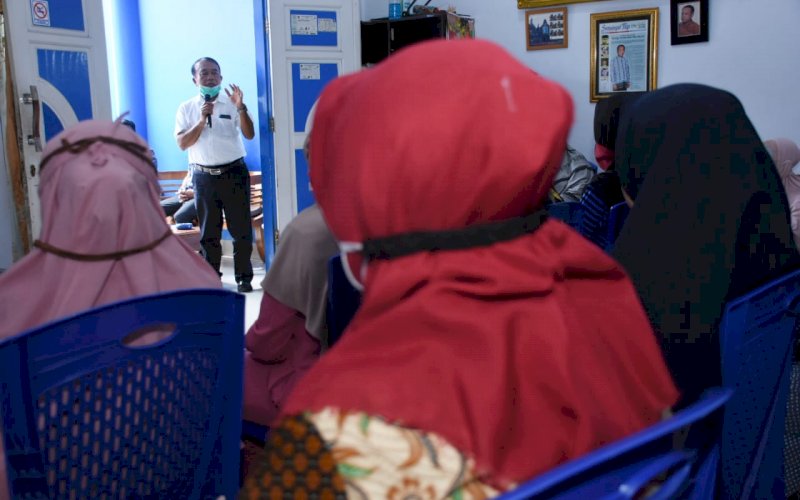 RESES. Anggota DPRD Kota Makassar, Zaenal Beta, menggelar reses I masa sidang I tahun anggaran 2020-2021 di Daerah Pemilihan (Dapil) 1, meliputi tiga kecamatan, yakni Kecamatan Rappocini, Makassar, dan Ujung Pandang di Kelurahan Banta-bantaeng, Kecamatan Rappocini, Kamis (1/10/2020). foto: istimewa 