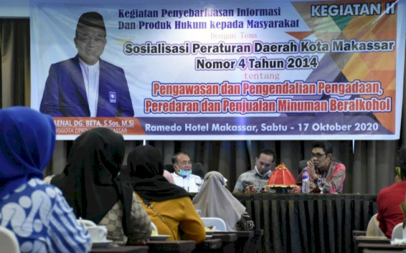 SOSIALISASI PERDA. Anggota DPRD Kota Makassar, Zaenal Beta, melakukan sosialisasi Perda Kota Makassar Nomor 4 Tahun 2014 tentang Pengawasan dan Pengendalian Pengadaan Peredaran dan Penjualan Minuman Beralkohol (Minol) di Hotel Ramedo, Jl Andi Djemma, Makassar, Sabtu (17/10/2020). foto: istimewa