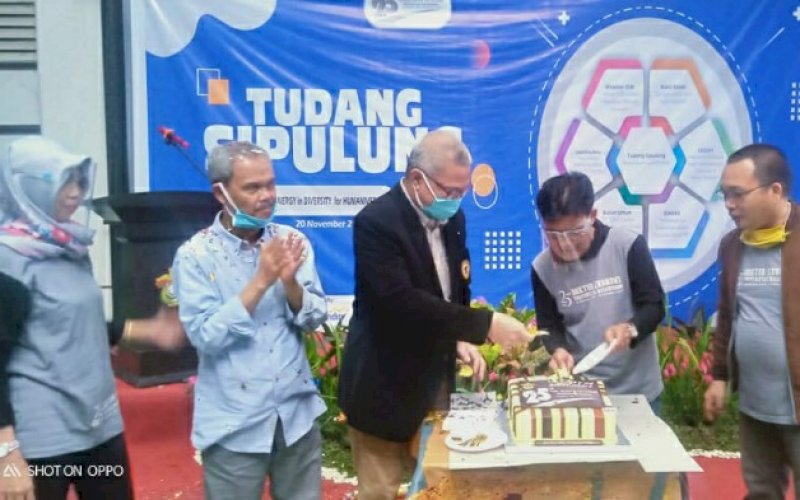 ULANG TAHUN. Pemotongan kue ulang tahun di sela sela acara acara Tudang Sipulung memperingati ulang tahun yang ke-25, Program Studi Doktor Ilmu Ekonomi FEB Unhas Makassar di Pascasarjana FEB-Unhas, Jumat (20/11/2020). foto: istimewa