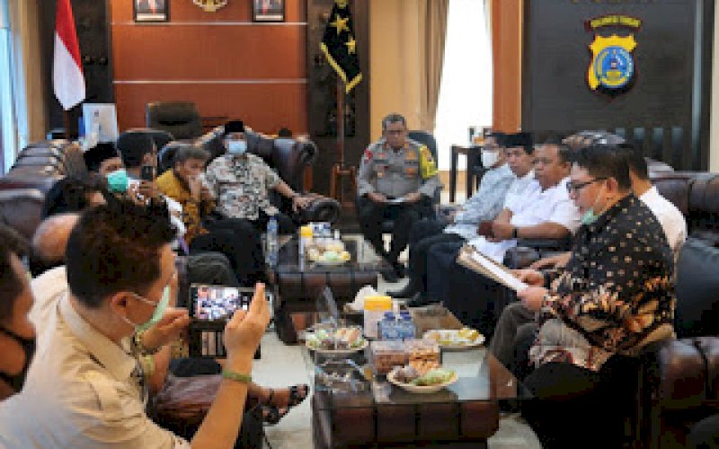 PERTEMUAN. Kapolda Sulteng, Irjen Pol Drs Abdul Rakhman Baso SH, menerima kunjungan tokoh lintas agama di kantornya, Senin (30/22/2020). foto: istimewa
