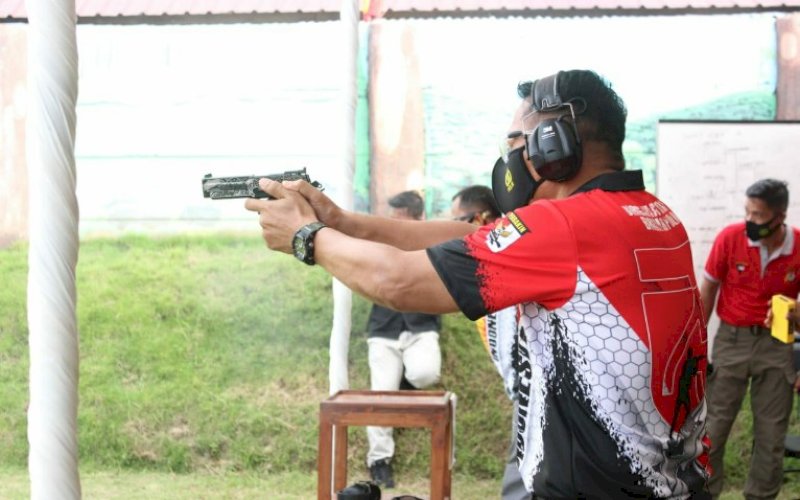 BIDIK SASARAN. Kepala Biro Operasi (Karo Ops) Polda Sulsel, Kombes Pol Drs Adeni Muhan Daeng Pabali MM MBA, membidik sasara pada perlombaan menembak dalam rangka memperingati Hari Ulang Tahun (HUT) Korps Brimob Polri ke-75 di Lapangan Tembak Tunggal Panaluan Batalyon A Pelopor Jl Sultan Alauddin, Kota Makassar, Jumat (27/11/2020). foto: istimewa