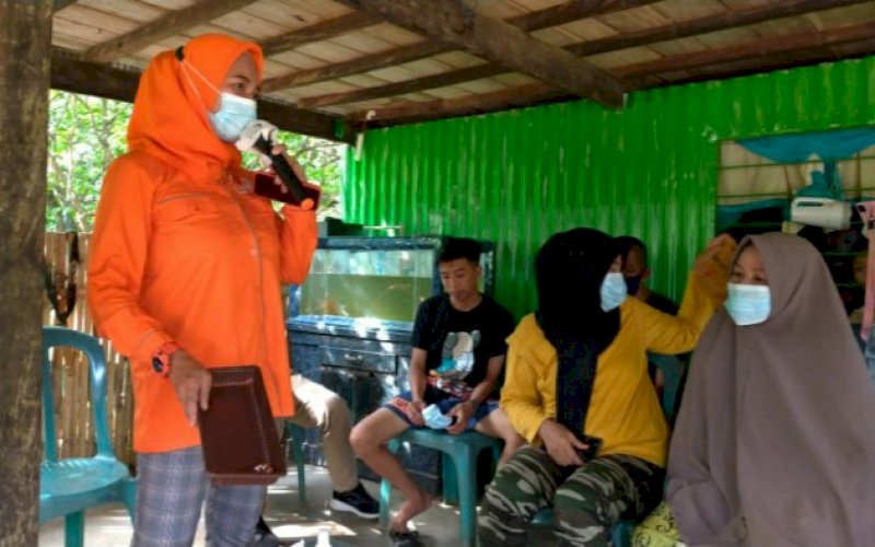 PELATIHAN. Calon Bupati Pangkep nomor urut 4, Andi Nirawati melatih emak-emak di Kelurahan Ma'rang, Kecamatan Ma'rang, Pangkep membuat kue bola cokelat, Senin (2/11/2020). foto: istimewa