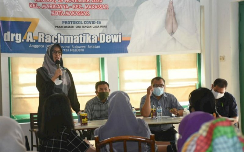 KONSULTASI PUBLIK. Anggota DPRD Provinsi Sulsel, Andi Rachmatika Dewi, saat menggelar konsultasi publik Ranperda Sulsel Bantuan Hukum bagi Masyarakat Miskin di Kafe Papa Ong Makassar, Minggu (29/11/2020). foto: istimewa