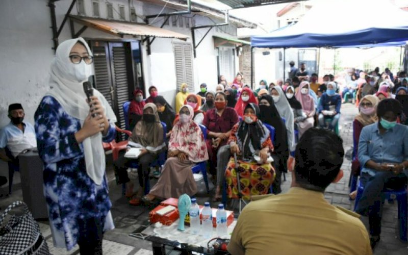RESES. Legislator DPRD Provinsi Sulsel, Andi Rachmatika Dewi, reses di Jl Kemauan V, Kelurahan Maccini Gusung, Kecamatan Makassar, Kota Makassar, Selasa (3/11/2020). foto: istimewa