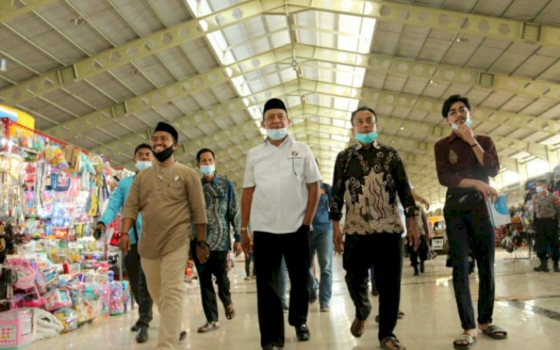 BLUSUKAN. Andi Tajerimin (tengah) bersama legislator Golkar, Rusdi Rasyid (kedua kanan) di Pasar Tramo, Turikale, Maros, Sabtu (14/11/2020). foto: istimewa