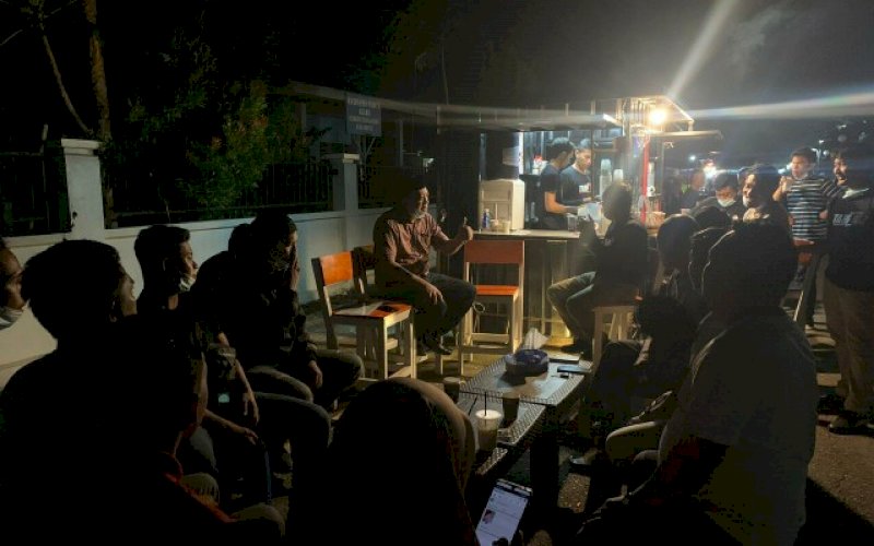 KEBERSAMAAN. Andi Tajerimin nongkrong bersama anak muda dari komunitas milenial influencer Maros. foto: istimewa