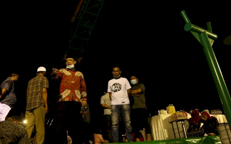 KAPAL BARU. Andi Tajerimin berdiri di atas KM Indi Nurmatalia 07 yang merupakan armada baru milik perusahaannya, PT Indimatam Lines yang sedang sandar di Dermaga Hatta, Pelabuhan Makassar, Kamis (12/11/2020) malam. foto: istimewa