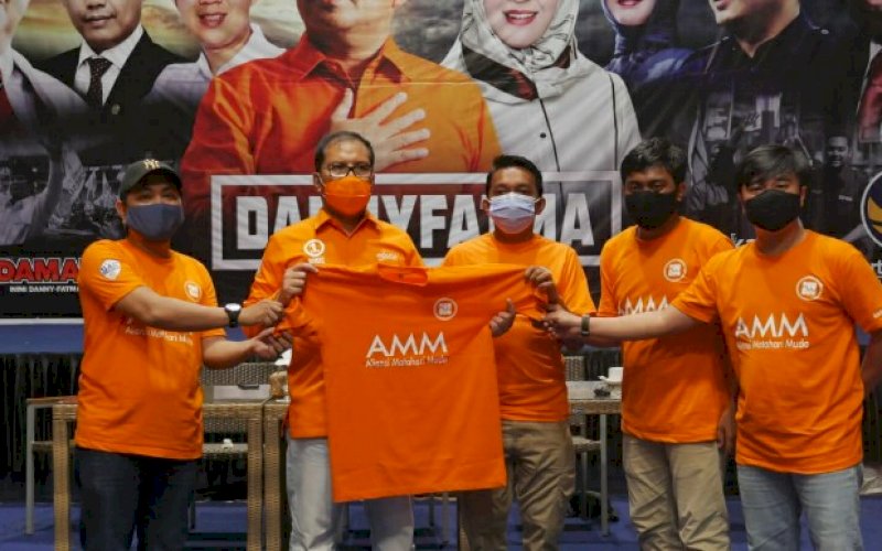 DUKUNGAN. Eksponen Angkatan Muda Muhammadiyah yang tergabung dalam Aliansi Matahari Muda (AMM) mendeklarasikan dukungan pasangan calon Wali Kota dan Wakil Wali Kota Makassar nomor urut 1, Mohammad Ramdhan Pomanto-Fatmawati Rusdi (Danny-Fatma) di kediaman Danny Pomanto di Jl Amirullah, Kota Makassar, Jumat (27/11/2020) malam. foto: istimewa