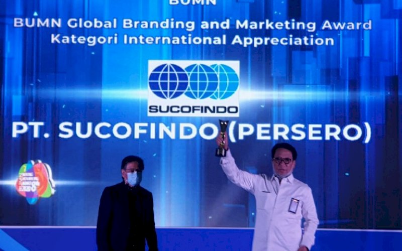 TERIMA PENGHARGAAN. Direktur Utama PT Sucofindo (Persero) Tbk Bachder Djohan Buddin (kanan) usai menerima penghargaan kategori Global Branding & Marketing Award International Appreciation pada ajang ajang Branding & Marketing Award 2020 di Ballroom Hotel The Ritz-Carlton Mega Kuningan Jakarta dengan mengimplementasikan protokol Covid-19, Kamis (5/11/2020). foto: istimewa