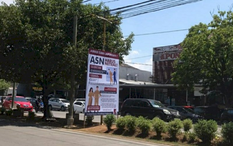 NETRALITAS ASN. Salah satu baliho yang meminta ASN harus netral di Pilwalkot Makassar massif terpasang di sejumlah ruas jalan Kota Makassar, seperti terekam, Selasa (17/11/2020). foto: istimewa
