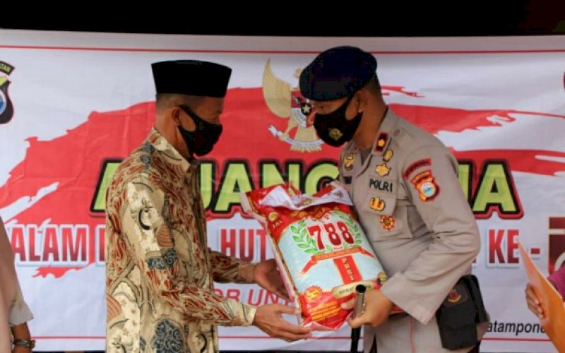 ANJANGSANA. Komandan Batalyon Danyon C Pelopor Satbrimob Polda Sulsel, Kompol Nur Ichsan menyerahkan bantuan peduli kepada purnawirawan Brimob pada kegiatan anjangsana, Senin (9/11/2020). foto: istimewa