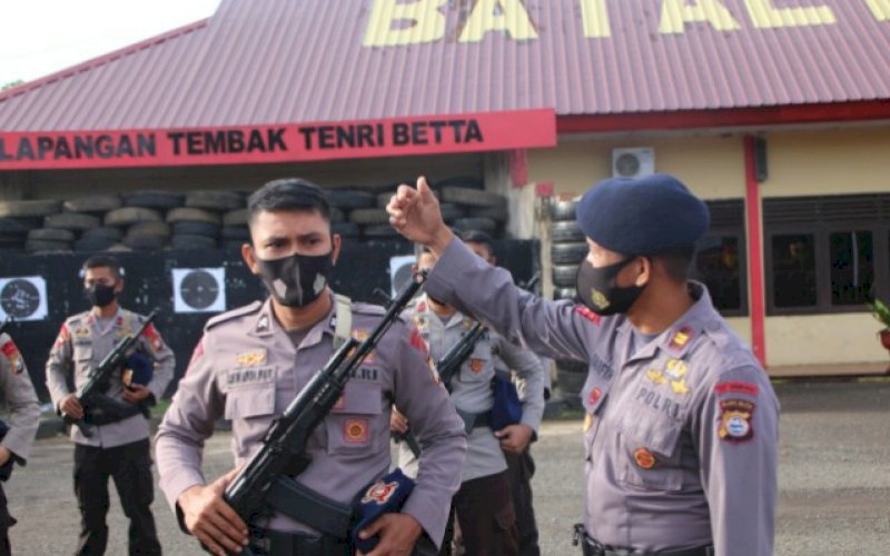 APEL. Batalyon C Pelopor Satbrimob Polda Sulsel menggelar apel pagi yang dilanjutkan dengan kegiatan pemeriksaan sikap tampang, Senin (30/11/2020). foto: istimewah