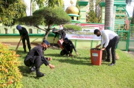 Brimob Bone Kerja Bakti di Masjid dan Gereja