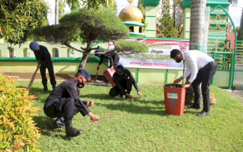 KERJA BAKTI. Personel Batalyon C Pelopor Satbrimob Polda Sulsel saat membersihkan di Masjid Al Markaz Al Ma'arif, Rabu (4/11/2020). foto: istimewa
