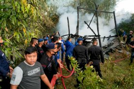 Brimob Bone Bergerak Cepat Padamkan Api yang Hanguskan Rumah Warga