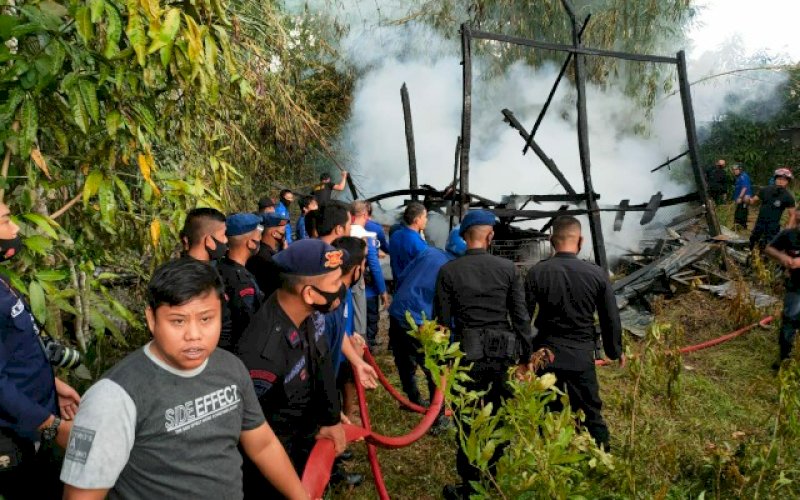 PADAMKAN API. Personel Batalyon C Pelopor Satbrimob Polda Sulsel bersama warga dan petugas pemadam kebakaran memadamkan api yang membakar salah satu rumah di Jl MH Thamrin, Kelurahan Manurunge, Kecamatan Tanete Riattang, Bone, sekitar pukul 09.00 WITA, Senin (16/11/2020). foto: istimewa