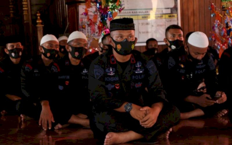 MAULID. Danyon C Pelopor Satbrimob Polda Sulsel, Kompol Nur Ichsan bersama jajarannya mengikuti peringatan Maulid Nabi Muhammad SAW secara virtual, Rabu (18/11/2020). foto: istimewa