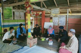 Brimob Bersama Mahasiswa IAIN Bone Sambangi Anak-anak di Pedesaan