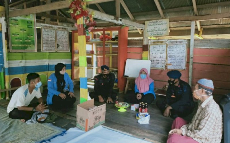 PEDULI PENDIDIKAN. Personel Batalyon C Pelopor Satbrimob Polda Sulsel bersama Mahasiswa IAIN Bone saat menyambangi para murid-murid sekolah di Desa Kading, Kecamatan Barebbo, Kabupaten Bone, Sabtu (20/11/2020). foto: istimewa