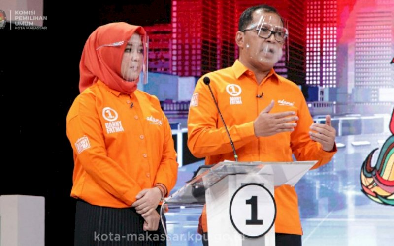 DEBAT. Pasangan calon Wali Kota dan Wakil Wali Kota Makassar, Mohammad Ramdhan Pomanto-Fatmawati Rusdi (Danny-Fatma), pada debat publik Pilwalkot Makassar 2020 yang disiarkan langsung Kompas TV, Sabtu (7/11/2020) malam. foto: istimewa