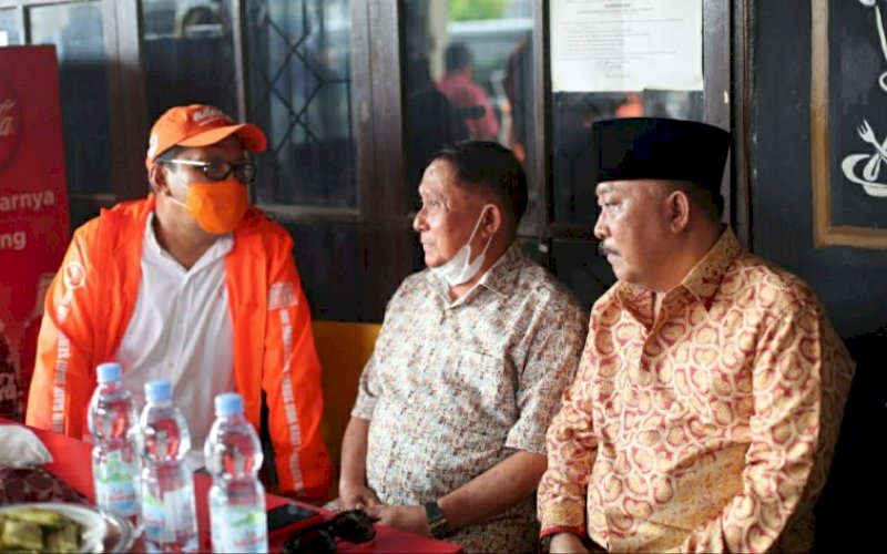 SILATURAHMI. Calon Wali Kota Makassar Moh Ramdhan 'Danny' Pomanto berbincang dengan tokoh Massenrempulu, Enrekang Kolonel Inf (Purn) HM Yunus Bandu dan H Andi Muhammad Guntur Sose, saat silaturahmi di kediaman Purn Sabirin, Jl Manggala, Kelurahan Manggala, Kecamatan Manggala, Kamis (19/11/2020). foto: istimewa