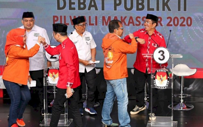 DEBAT PUBLIK. Pasangan calon Wali Kota dan Wakil Wali Kota Makassar nomor urut 1 Mohammad Ramdhan Pomanto-Fatmawati Rusdi (Danny-Fatma) saling menyapa dengan pasangan calon nomor urut 3 Syamsu Rizal-Fadli Ananda pada debat publik putaran kedua Pilwalkot Makassar 2020 di Jakarta, Selasa (24/11/2020) malam. foto: istimewa