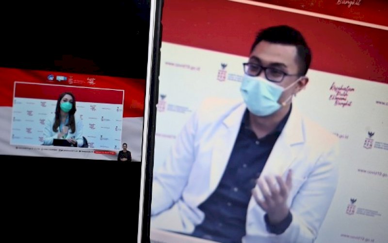DIALOG. Juru Bicara Covid-19 dr Reisa Broto Asmoro berdialog dengan Kepala Instalasi IGD dr Gia Pratama Putra dalam dialog produktif bertema 'Antara Pengobatan dan Pencegahan: Pilih Mana?'di Jakarta. foto: istimewa