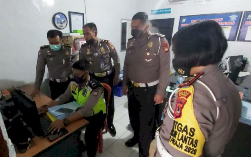SUPERVISI. Kasubdit Regident Ditlantas Polda Sulsel, Kompol Yusuf Usman (kedua kiri) didampingi jajarannya kegiatan ekspose supervisi Bidang Regident ke jajaran Satlantas Polda Sulsel, Selasa (24/11/2020). foto: istimewa