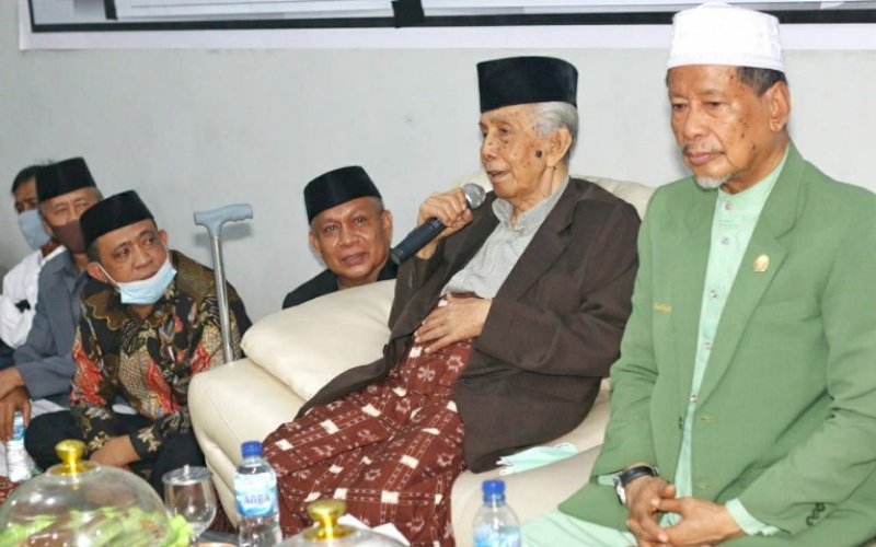 SILATURAHMI. Dua ulama besar Sulsel AGH Sanusi Baco dan AG Prof Dr KH Farid Wajdi M silaturahmi dengan pasangan calon Bupati dan Wakil Bupati Maros, Andi Tajerimin-Havid S Fasha di Posko Induk Pemenangan Tahfidz, Kamis (5/11/2020) malam. foto: istimewa
