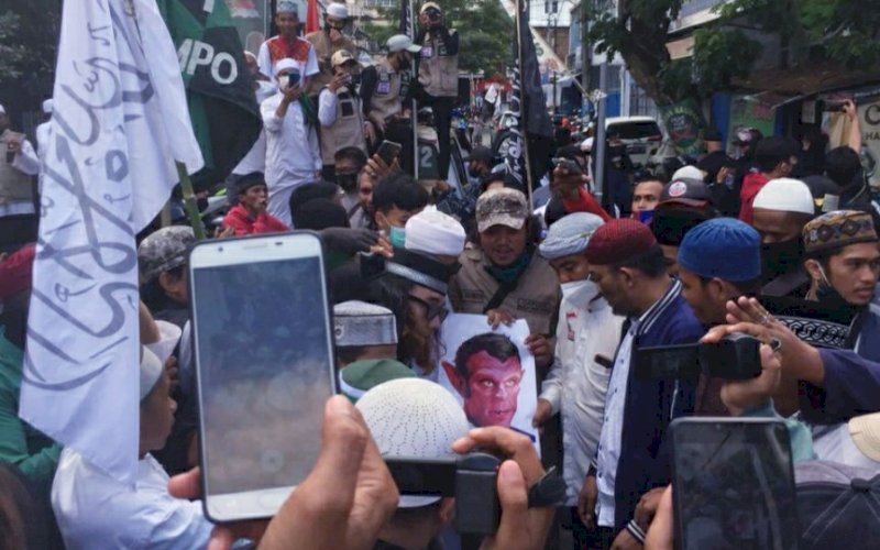 AKSI. Massa dari gabungan ormas Islam menggelar aksi konvoi berkeliling di dalam Kota&nbsp;Makassar&nbsp;serta melakukan orasi menyerukan kepada warga untuk memboikot produk yang berbau&nbsp;Prancis, Jumat (6/11/2020). foto: istimewa