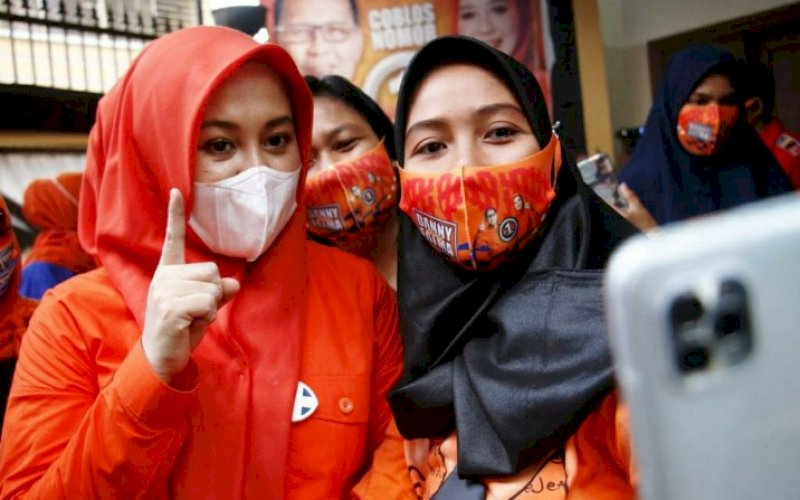 KEBERSAMAAN. Warga selfie bersama calon Wakil Wali Kota Makassar nomor urut 1, Fatmawati Rusdi, di sela-sela sosialisasi. foto: istimewa