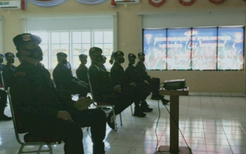 NOBAR. Personel Batalyon C Pelopor Satbrimob Polda Sulsel mengikuti nonton bareng HUT Ke-75 Korps Brimob Polri di Aula Mako Batalyon C Pelopor Jl MH Thamrin No 70 Kota Watampone, Kabupaten Bone, Sabtu (14/11/2020). foto: istimewa
